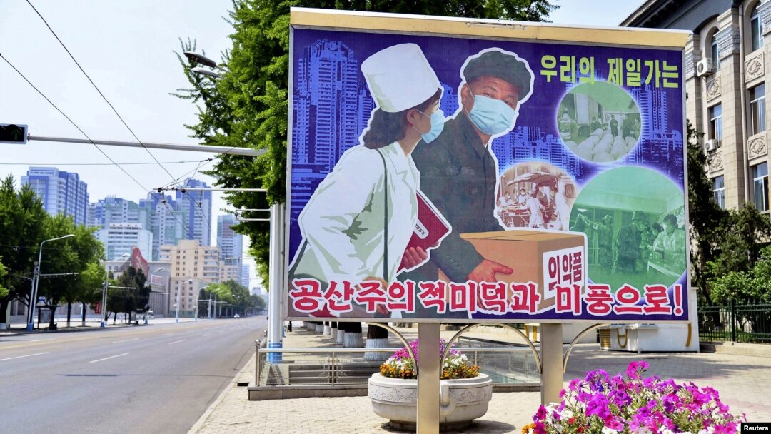 23일 북한 평양 거리에 방역 포스터가 걸려있다. Kyodo via REUTERS.