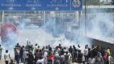 Polisi menggunakan gas air mata untuk membubarkan aktivis partai mantan perdana menteri Imran Khan saat protes di Lahore pada 25 Mei 2022. (Foto: AFP)