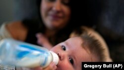 Kelangkaan susu bayi memicu kepanikan para ibu rumah tangga yang mempunyai bayi (foto: ilustrasi).