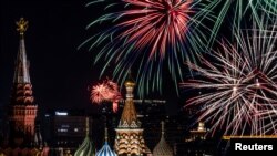 Kembang api tampak menyala di atas katedral St. Basil dalam perayaan Victory Day di Moskow, Rusia, pada 9 Mei 2022. (Foto: Reuters/Maxim Shemetov)
