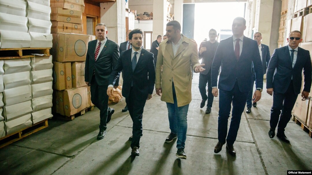 Predsjednik Vlade Crne Gore Dritan Abazović obilazi zaplenjene cigarete u Baru, 14. maja 2022. (Foto: Vlada Crne Gore)
