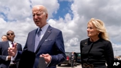 Prezidan Joe Biden ak Premye Dam Jill Biden pale ak jounalis yo anvan li monte nan avyon prezidansyel la Air Force One, pou'l al nan Buffalo, Nouyok, Madi 17 Me 2022. 
