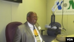 Dr. Aleck Che Mponda mmoja kati ya watangazaji wa mwanzo wa VOA Swahili