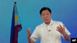 Presiden terpilih Filipina Ferdinand "Bongbong" Marcos Jr. memberi isyarat saat siaran langsung di markasnya di Mandaluyong, Filipina, 11 Mei 2022. (Foto: AP)