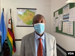 El Dr. Alex Gasasira, visto aquí en Harare en diciembre de 2020, dirige la Organización Mundial de la Salud en Zimbabue.  Él dice que el organismo de la ONU ha estado trabajando con el gobierno para garantizar que la enfermedad se contenga a través de la inmunización.  (Colón Mavhunga/VOA)