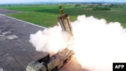 북한이 지난 2019년 8월 새로운 초대형 방사포를 시험발사했다며 사진을 공개했다.