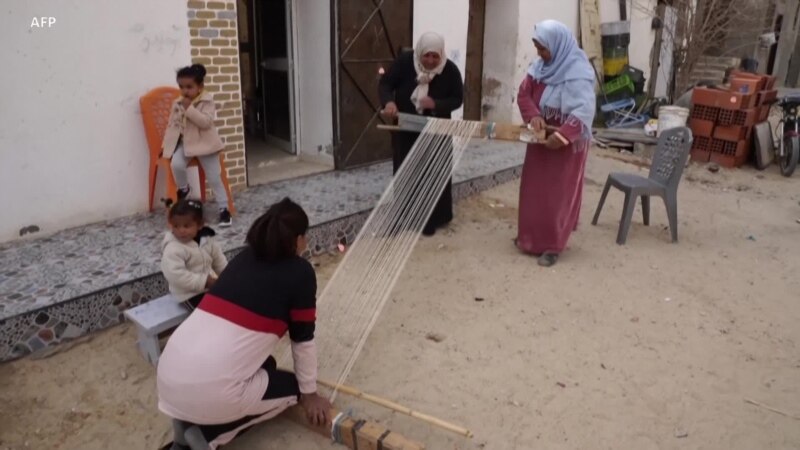 Des tisserands tunisiens recyclent de vieux vêtements en tapis