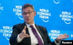 Albert Bourla, CEO de Pfizer, gesticula durante una discusión en el Foro Económico Mundial (WEF) en Davos, Suiza, el 25 de mayo de 2022. (REUTERS/Arnd Wiegmann)