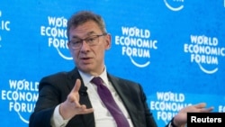 Albert Bourla, CEO Pfizer, berbicara dalam sebuah diskusi pada Forum Ekonomi Dunia di Davos, Swiss hari Rabu (25/5).