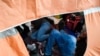 Una familia con niños vive dentro de una carpa en el refugio Movimiento Juventud 2000 con migrantes refugiados de países de América Central y del Sur, incluidos Honduras y Haití, que buscan asilo en los Estados Unidos.