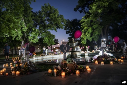 Penyalaan lilin di alun-alun kota untuk mengenang para korban yang tewas dalam penembakan sekolah dasar minggu ini di Uvalde, Texas. (Foto: AP)