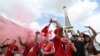 Fans klub sepak bola Liverpool berkumpul di depan Menara Eiffel menjelang laga final Liga Champions di Paris, Sabtu, 28 Mei 2022. (Foto: Lee Smith/Reuters)