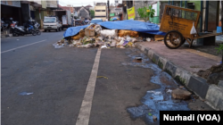 Tumpukan sampah di belakang pasar Kranggan, tidak jauh dari tengara Tugu Yogya dengan air lindi mengalir dan bau menyengat. (Foto: Nurhadi)