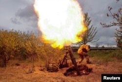 乌克兰军人在哈尔科夫州某地向俄军阵地发射迫击炮。(2022年5月9日)