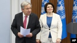 Generalni sekretar Ujedinjenih nacija Antonio Gutereš odlazi sa održane zajedničke konferencije za štampu sa premijerkom Moldavije Natalijom Gavilitom, u Kišnjevu, Moldavija, 9. maja 2022.