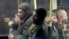 Soldados ucranianos que se han rendido a las tropas rusas después de semanas escondidos en la acería de Azovstal llegan a un centro de detención en el asentamiento de Olenivka en la región de Donetsk, Ucrania, el 17 de mayo de 2022.