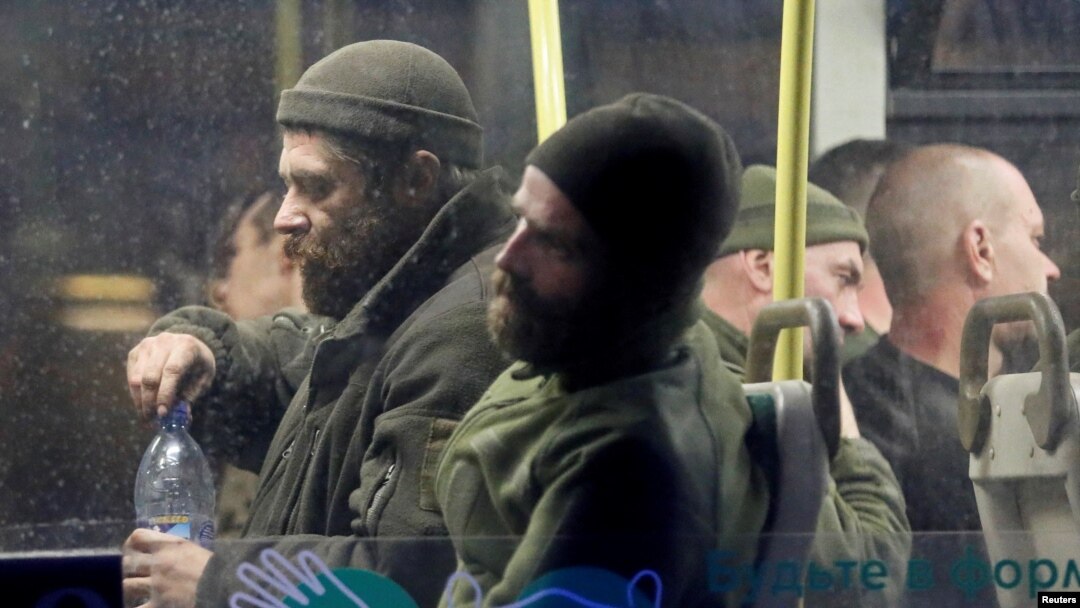 Soldados ucranianos que se han rendido a las tropas rusas después de semanas escondidos en la acería de Azovstal llegan a un centro de detención en el asentamiento de Olenivka en la región de Donetsk, Ucrania, el 17 de mayo de 2022.
