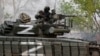 Un miembro del servicio de las tropas prorrusas es visto encima de un tanque durante los combates en el conflicto Ucrania-Rusia