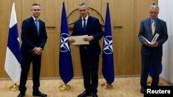 Ambasador Finske u NATO, Klasu Korhonen, generalni sekretar NATO Jens Stoltenberg i švedski ambasador u NATO Aksel Verhof prisustvuju ceremoniji obilježavanja finske i švedske aplikacije za članstvo u NATO, u sedištu Alijanse u Briselu, Belgija, 18. maja 2022.