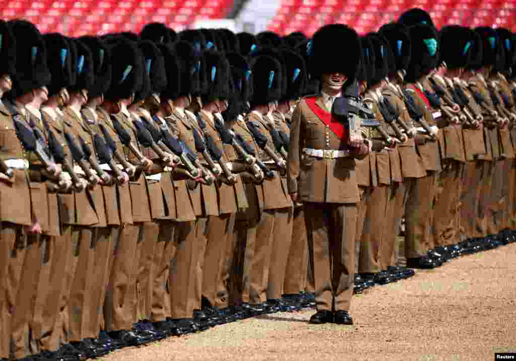 Anggota Militer Inggris ambil bagian dalam latihan terakhir &quot;Trooping of Color&quot; menjelang perayaan &quot;Queen&#39;s Platinum Jubilee&quot; atau 70 tahun perayaan Ratu Elizabeth II naik tahta di London, Inggris. (Foto: Reuters)