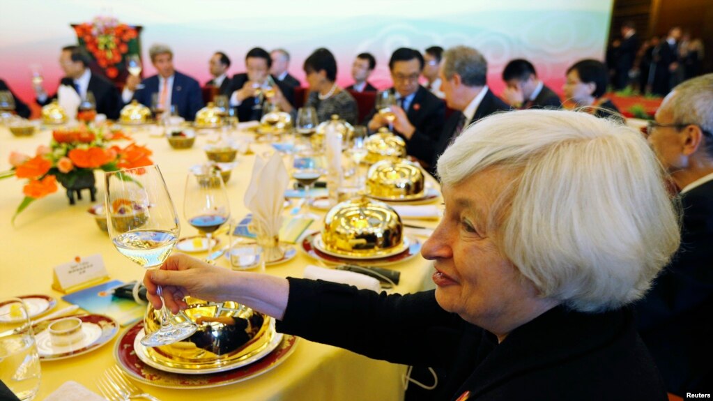 资料照：时任美联储主席的耶伦在北京钓鱼台国宾馆的工作午餐桌上。（2014年7月9日）(photo:VOA)