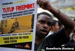 Pemuda Papua saat mengikuti aksi menuntut penutupan Freeport, di Jakarta, 29 Maret 2018. (Foto: Reuters/Beawiharta)