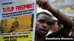 Seorang pemuda asal Papua tampak ikut serta dalam aksi demo menuntut penutupan Freeport, di Jakarta, pada 29 Maret 2018. (Foto: Reuters/Beawiharta)