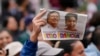 Un partidario del candidato presidencial Gustavo Petro y su compañera de fórmula Francia Márquez, de la coalición Pacto Histórico, asisten a un acto de campaña en Fusagasugá, Colombia, el miércoles 11 de mayo de 2022.