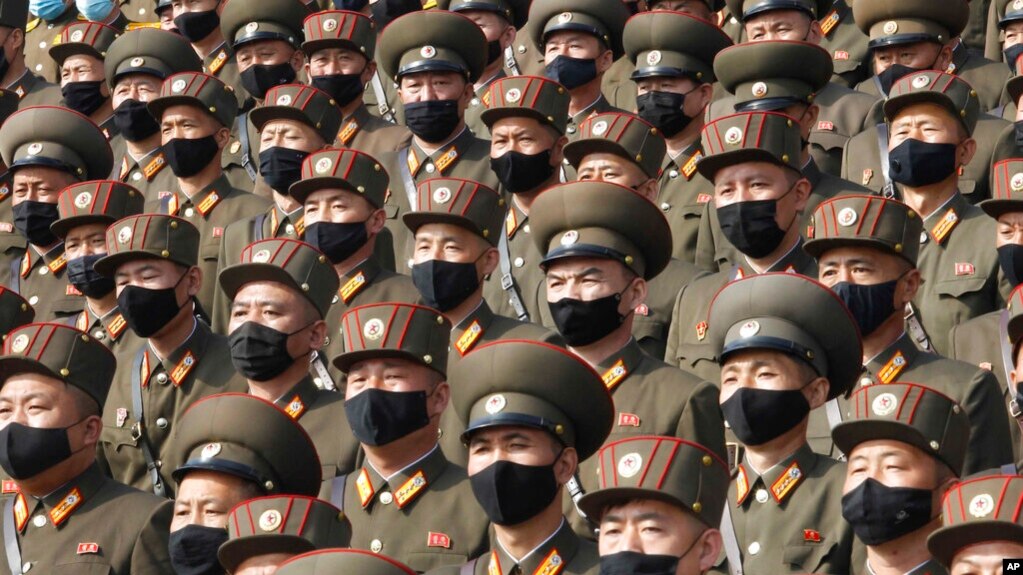 지난 2020년 10월 북한 평양에서 열린 행사에서 마스크를 쓴 군인들.