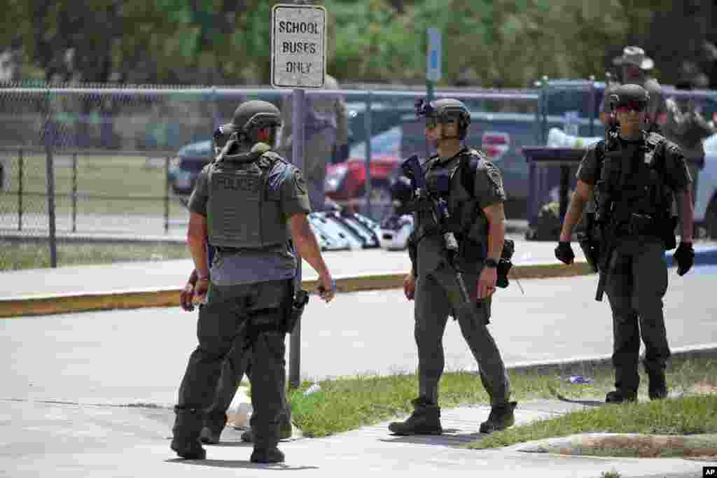 Policías frente a la Escuela Primaria Robb luego de un tiroteo, el martes 24 de mayo de 2022, en Uvalde, Texas. (Foto AP/Dario López-Mills)