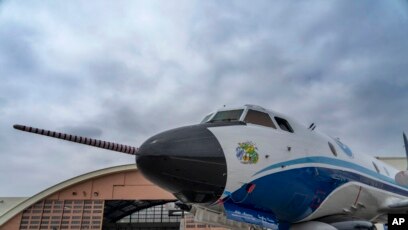 El avión cazahuracanes WP-3D Orion de la NOAA, cariñosamente bautizado con el nombre del personaje de Los Muppets "Rana René", en la pista de aterrizaje el martes 3 de mayo de 2022 en el Aeropuerto Nacional de Washington, en Arlington, Virginia.