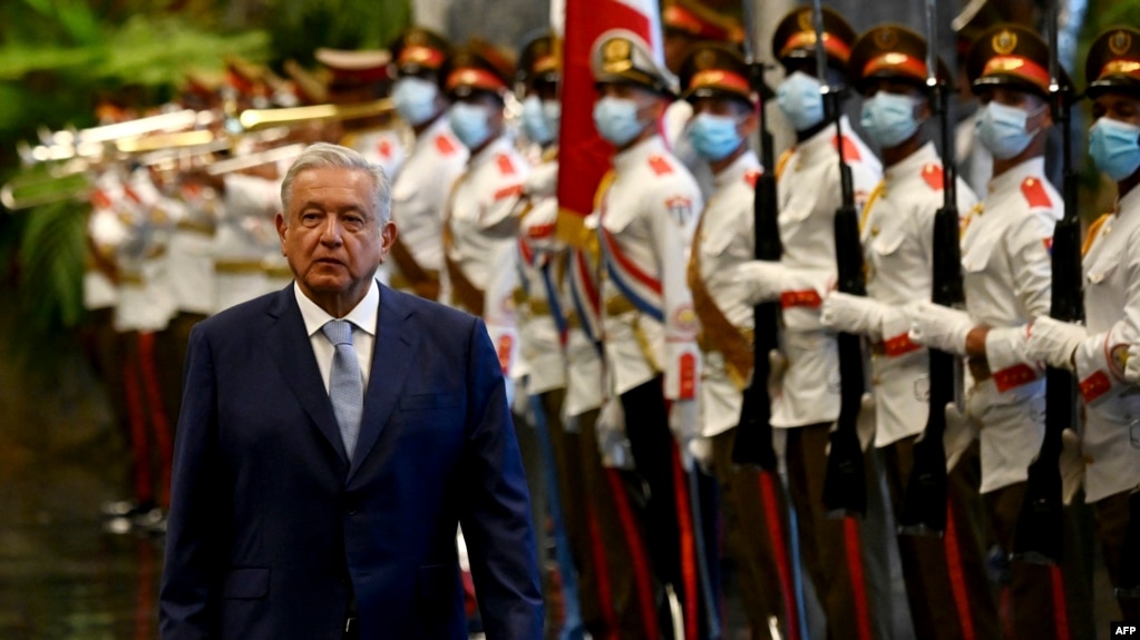 2022年5月8日，墨西哥总统洛佩斯·奥夫拉多尔在哈瓦那革命宫检阅仪仗队.（法新社）(photo:VOA)