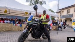 Kunle Adeyanju à son arrivée au Rotary club d'Ikeja à Lagos le 29 mai 2022, après un voyage de 41 jours depuis Londres, en moto, pour collecter des fonds et sensibiliser à la campagne End Polio.