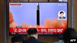 Una pantalla de televisión en Seúl trasmite la noticia de una prueba de misil de Corea del Norte el 25 de mayo de 2022.