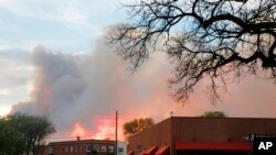 Api kebakaran hutan tampak saat matahari terbenam di Las Vegas, New Mexico, 7 Mei 2022.