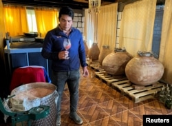 Fabián Muñoz, enólogo chileno, degustó un vino dulce criollo (criollo) el 17 de mayo de 2023 en el sótano de la marca Ailu Wine en la Comunidad de Togonavo, San Pedro de Atacama.  (REUTERS/Rodrigo Gutiérrez)