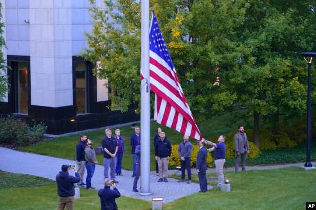 우크라이나 주재 미국 대사관 직원들이 18일 수도 크이우(러시아명 키예프) 대사관 경내에서 국기 게양식을 거행하고 있다.