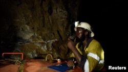 Un homme travaille lors d'une opération de sauvetage à l'intérieur d'une mine de Perkoa où l'eau est toujours pompée, quatre semaines après qu'une inondation a piégé huit mineurs à l'intérieur des galeries, à Perkoa, Burkina Faso, le 13 mai 2022.