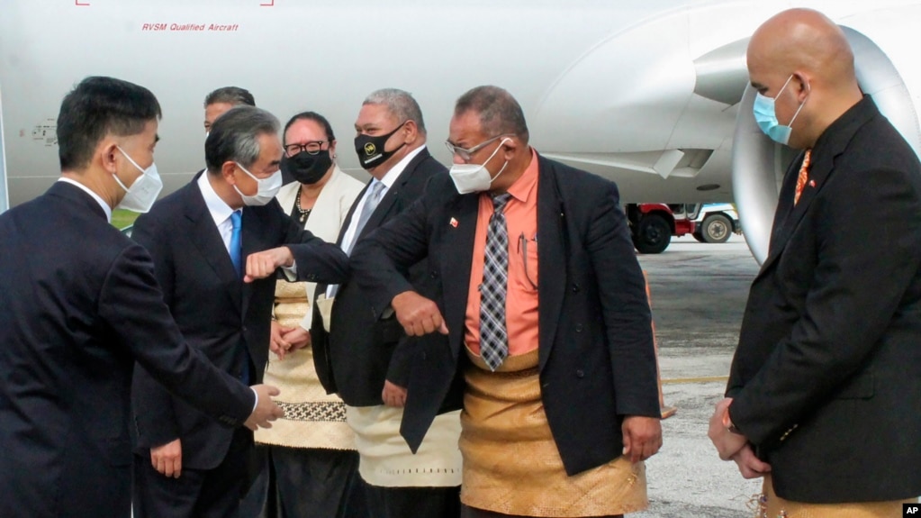 中国国务委员兼外长王毅抵达太平洋岛国汤加进行访问。（美联社2022年5月31日）(photo:VOA)