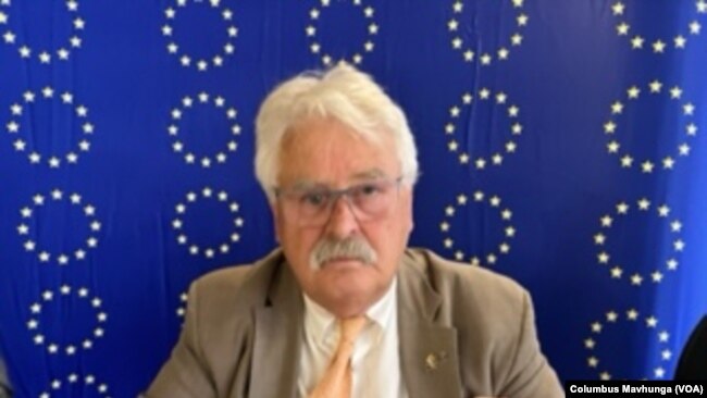 Elmar Brok, the head of the EU electoral mission to Zimbabwe, told reporters May 20, 2022, in Harare that as Zimbabwe prepares for next year’s elections, it must amend its electoral laws. (Columbus Mavhunga/VOA)