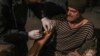 Jedan od pripadnika bataljona Azov, koji je povređen, dobija medicinsku pomoć u čeličani Azovstal u Marijupolju, 10. maj 2022.