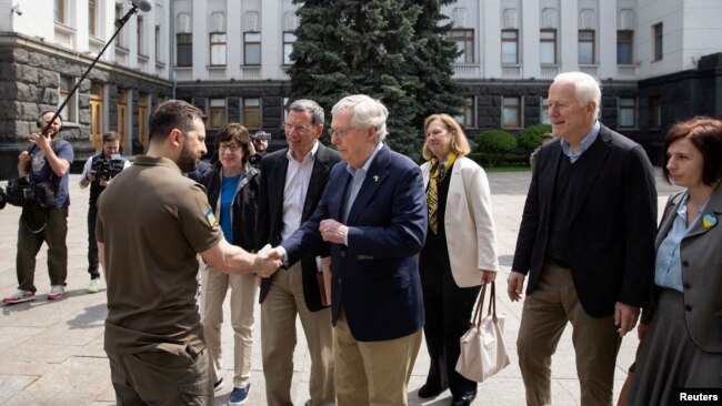 Tổng thống Ukraine Volodymyr Zelenskiy chào đón Lãnh đạo phe thiểu số Thượng viện Hoa Kỳ Mitch McConnell, Thượng nghị sĩ Susan Collins, Thượng nghị sĩ John Barrasso và Thượng nghị sĩ John Cornyn trước cuộc hội kiến, tại Kyiv, Ukraine, ngày 14 tháng 5 năm 2022.