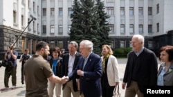 Presidente Zelenskiy recebe Mitch McConnell e outros senadores Republicanos