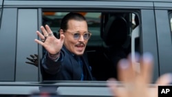 Aktor Johnny Depp menyapa para pendukungnya ketika ia meninggalkan gedung pengadilan Fairfax County di Fairfax, Virginia, pada 27 Mei 2022. (Foto: AP/Craig Hudson)
