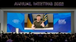 Presiden Ukraina Volodymyr Zelenskyy berbicara secara virtual kepada para pemimpin dunia dan eksekutif bisnis yang menghadiri Forum Ekonomi Dunia di Davos, Swiss, Senin (23/5). 