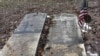 Las lápidas de Josiah Clark, un soldado de la Guerra Revolucionaria, y su esposa, descansan en el suelo después de que fueron retiradas, el 10 de diciembre de 2019, de un cementerio cerca del borde de un río en erosión en Weybridge, Vermont, EEUU.