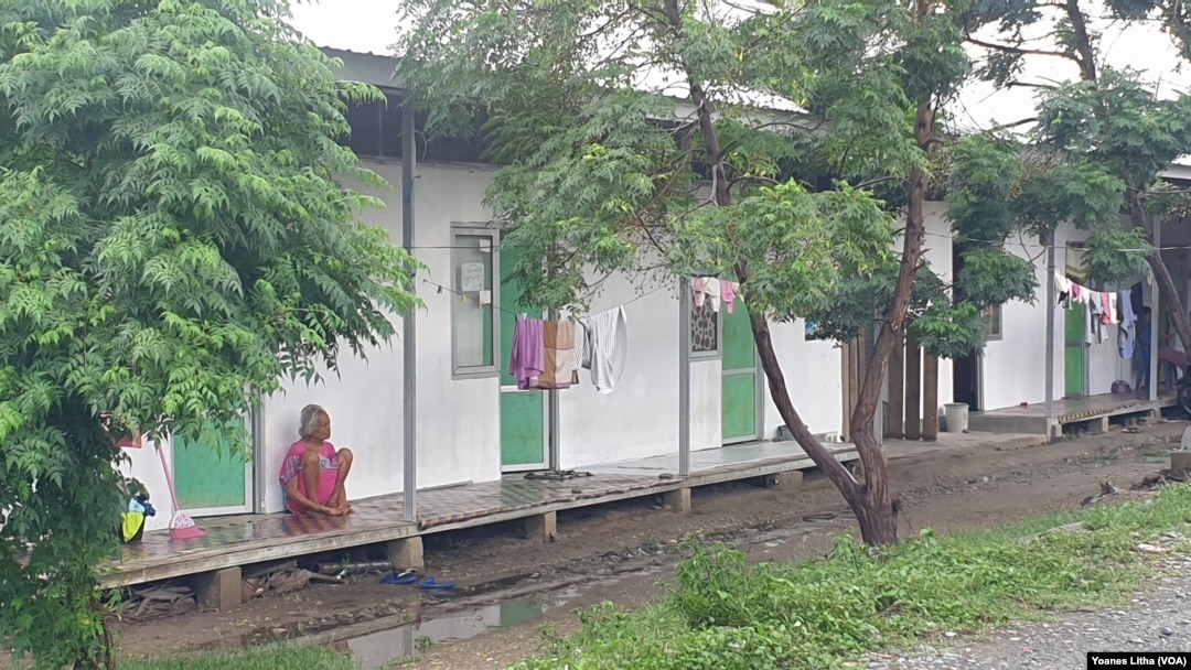 Seorang lansia yang duduk di depan bilik bangunan hunian sementara (huntara) Petobo, Palu Selatan. Senin (23/5/2022) (Foto : VOA/Yoanes Litha) 