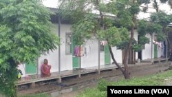 Seorang lansia yang duduk di depan bilik bangunan hunian sementara (huntara) Petobo, Palu Selatan. Senin (23/5/2022) (Foto : VOA/Yoanes Litha) 