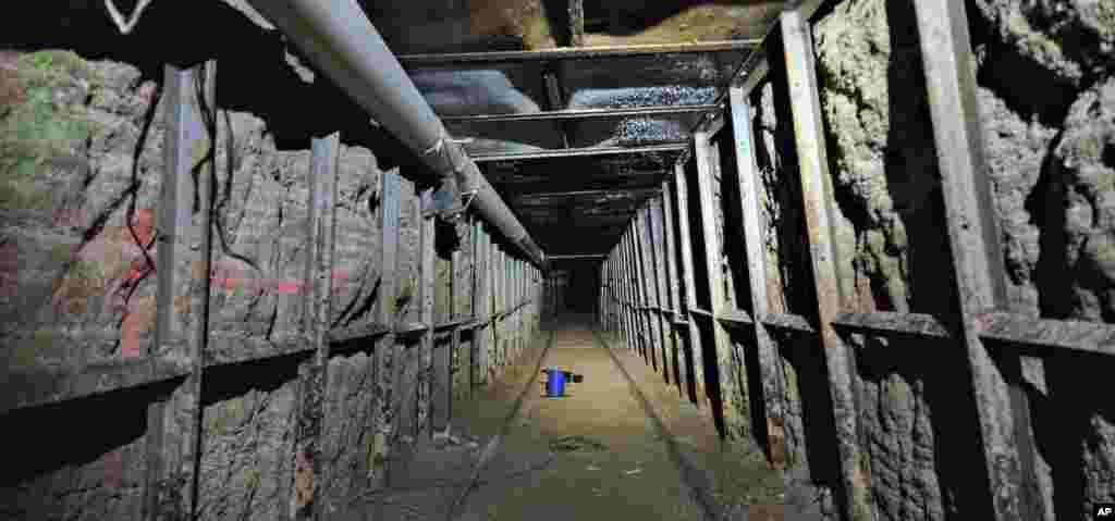 Esta imagen sin fecha, proporcionada por Investigaciones de Seguridad Nacional, muestra el interior del túnel transfronterizo.