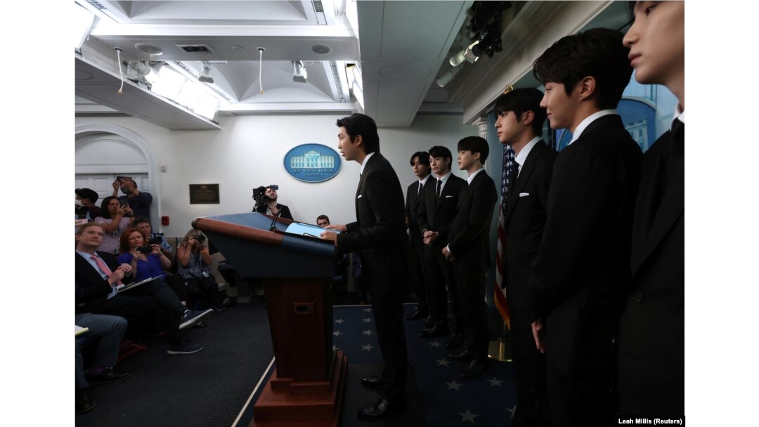 Kim Namjoon dari band K-Pop BTS dan sesama anggota membuat pernyataan menentang kejahatan kebencian anti-Asia di Gedung Putih di Washington, AS, 31 Mei 2022. (Foto: REUTERS/Leah Millis)